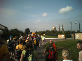 Po około dwóch godzinach marszu wreszcie widać Licheń